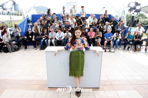 19일(현지시간) 프랑스 칸에서 열린 ‘제68회 칸영화제’에 참석한 여배우 고아성이 포즈를 취하고 있다. 배우 고아성·박성웅 주연의 영화 ‘오피스’는 미드나잇 부문에 초청됐다. ⓒ AFPBBNews=News1