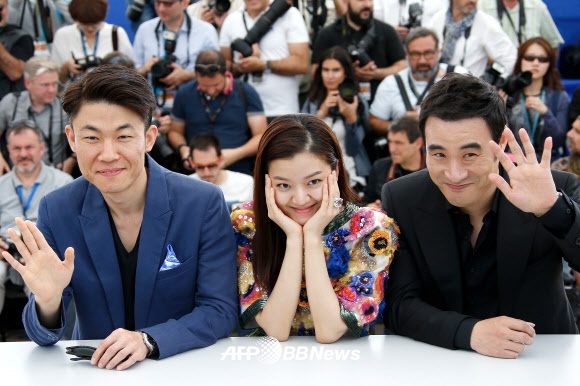 홍원찬 감독, 고아성, 배성우