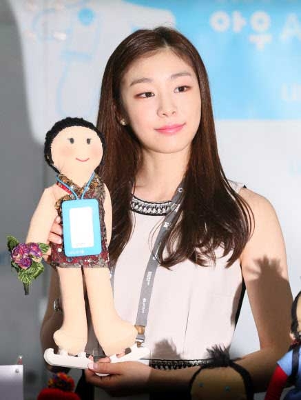 ‘피겨여왕’ 김연아가 20일 오후 인천시 연수구 송도컨벤시아 옆 세계교육포럼 행사장에 마련된 유니세프 홍보관을 방문, 세계시민교육의 상징인 ‘아우(AWOO)’인형과 함께 기념촬영하고 있다. 연합뉴스