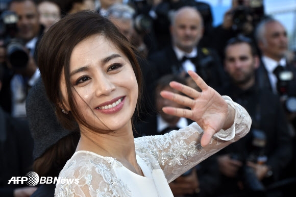 배우 서영희가 20일(현지시간) 제68회 칸영화제에서 열린 ‘마돈나’시사회에 참석해 손을 흔들고 있다. ⓒ AFPBBNews=News1