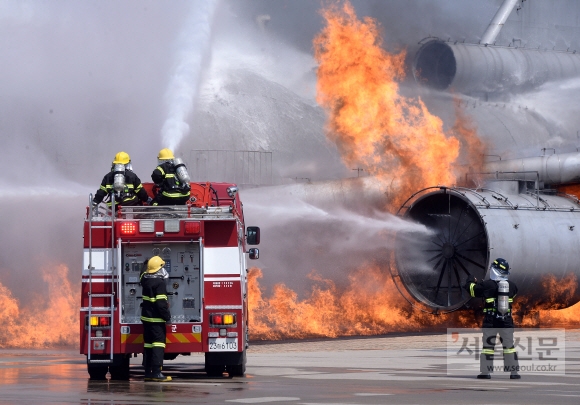 21일 인천국제공항 모형항공기 소방훈련장에서 소방관들이 공항 인근 아파트에 추락한 항공기에서 발생한 화재를 가상해 진압훈련을 하고 있다. 박윤슬 기자 seul@seoul.co.kr