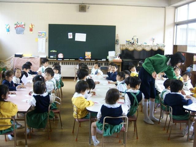 일본 도쿄 시내에 있는 도쿄인증보육소에서 어린이들이 생활하고 있다. 도쿄도는 보육소 대기자 ‘0’ 정책을 위해 중앙정부보다 설치 기준을 완화해 700여개의 도쿄인증보육소를 만들었다.