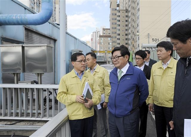 21일 김기동(가운데) 서울 광진구청장이 여름철을 앞두고 안전시설물 점검을 진행하고 있다. 광진구 제공