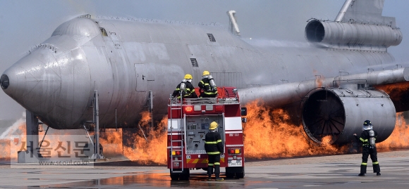 21일 인천국제공항 소방훈련장에서 항공기가 공항 인근 아파트에 추락한 사고를 가정한 합동훈련이 실시되고 있다. 2015. 5. 21. 박윤슬 seul@seoul.co.kr