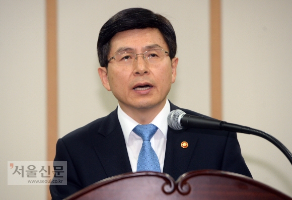 21일 정부과천청사에서 총리 후보로 내정된 황교안 법무부장관이 입장발표를 하고 있다. 2015. 5. 21 정연호 tpgod@seoul.co.kr