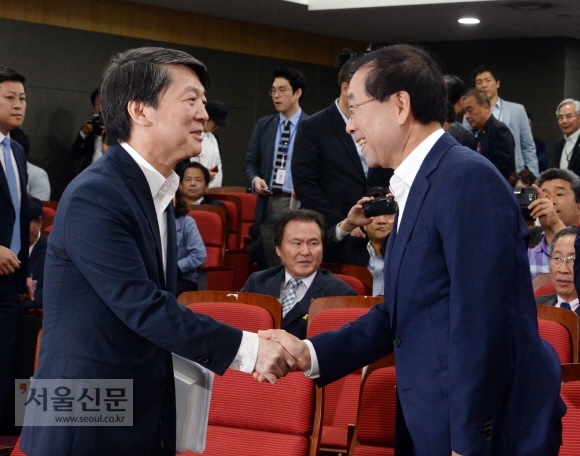 안철수의원 주최로 국회에서 ‘공정성장을 위한 남북경제협력’ 좌담회가 열렸다.안철수의원과 박원순서울시장이 악수를 하고 있다.2015.05.21 김명국전문기자 daunso@seoul.co.kr도