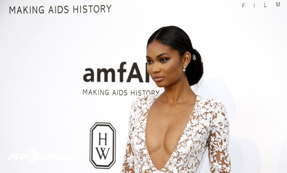 미국 출신 모델 샤넬 이만이 21일(현지시간) 제68회 칸영화제 행사의 하나인 제22회 에이즈퇴치 영화 시사회에 참석해 포즈를 취하고 있다. 이 시사회는 에이즈연구단체 amfAR(The Foundation for AIDS Research)가 개최했다. ⓒ AFPBBNews=News1
