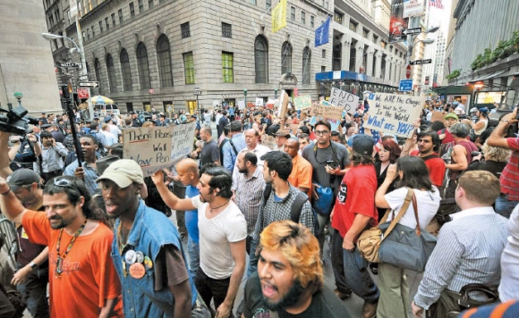 2011년 미국 뉴욕 맨해튼 월스트리트 뉴욕증권거래소 인근에서 ‘월스트리트를 점령하라’는 슬로건을 내건 시위대가 사회적 불평등을 규탄하는 행진을 하고 있다.  서울신문 포토라이브러리
