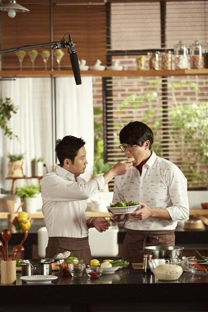 올리브TV ‘오늘 뭐 먹지?’에서 신동엽과 성시경의 요리실력이 ‘일취월장’한 데에는 푸드스타일리스트의 도움이 컸다. 올리브TV 제공 