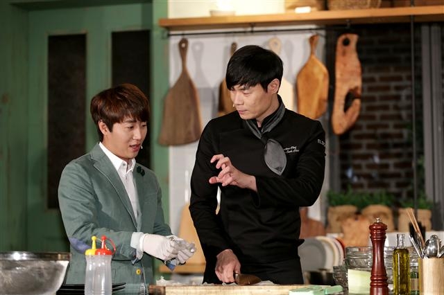 올리브TV ‘올리브쇼’는 셰프들의 현란한 손짓을 각도를 바꿔 가며 여러 번 찍는다. 올리브TV 제공