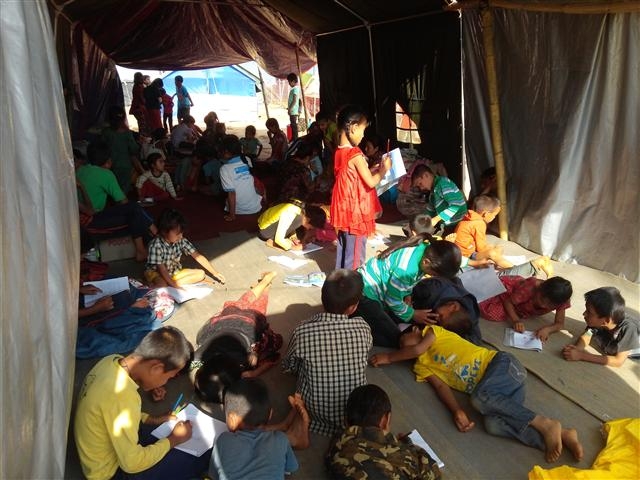 네팔 대지진으로 외상후스트레스(트라우마)에 시달리고 있는 신두팔초크의 처우타라 마을 어린이들이 지난 20일 유니세프의 치유 프로그램에 참여하고 있다. 문광진 기아대책 선교사 제공 