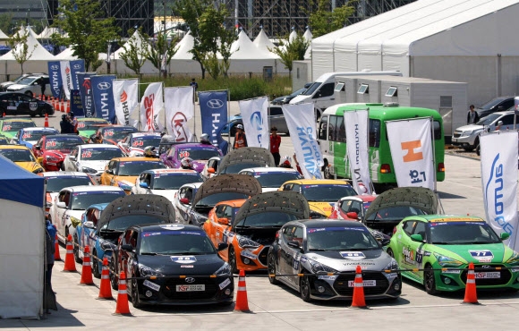 23일 인천 송도 국제업무지구역 도심서킷에서 열린 ‘더 브릴리언트 모터 페스티벌 2015’에서 레이싱 경기에 참가하는 차량들이 출전 준비를 하고 있다. 현대자동차 제공