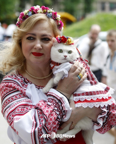 우크라이나 전통 복장 비시반카를 입은 여인과 고양이