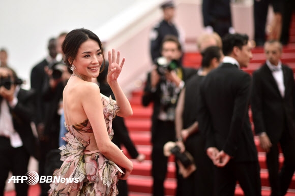 24일(현지시간) 제68회 칸영화제 폐회식에 참석한 타이완 출신 여배우 서기가 손을 흔들고 있다. ⓒ AFPBBNews=News1