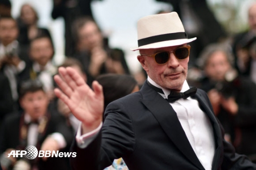 24일(현지시간) 제68회 칸 영화제 폐막식에서 황금종려상을 수상한 프랑스 출신 자크 오디아르(왼쪽) 감독이 레드카펫에서 손을 흔들고 있다.<br>ⓒ AFPBBNews=News1