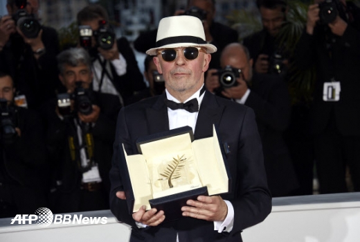 24일(현지시간) 제68회 칸 영화제 폐막식에서 프랑스 출신 자크 오디아르(왼쪽) 감독이 영화 ‘디판’으로 황금종려상을 수상했다.<br>ⓒ AFPBBNews=News1