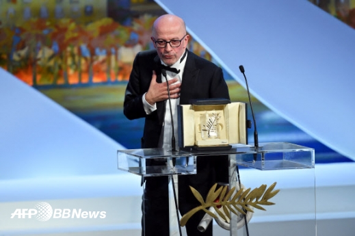 24일(현지시간) 제68회 칸 영화제 폐막식에서 프랑스 출신 자크 오디아르(왼쪽) 감독이 영화 ‘디판’으로 황금종려상을 수상한 뒤 소감을 밝히고 있다.<br>ⓒ AFPBBNews=News1