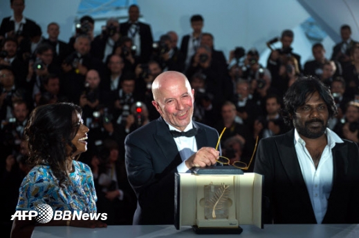 24일(현지시간) 제68회 칸 영화제 폐막식에서 프랑스 출신 자크 오디아르(가운데) 감독이 영화 ‘디판’으로 황금종려상을 수상했다.<br>ⓒ AFPBBNews=News1