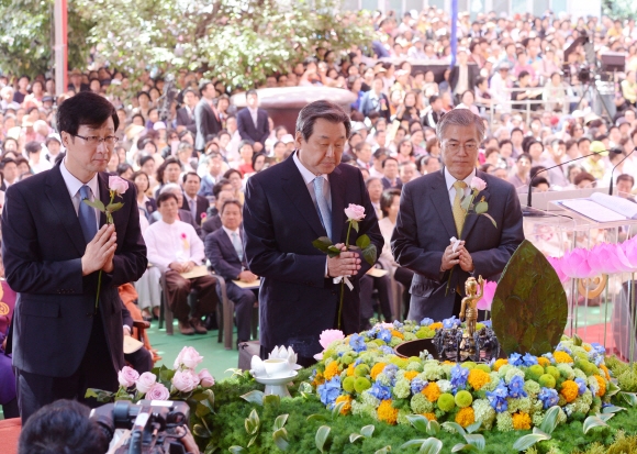 새누리당 김무성(왼쪽), 새정치민주연합 문재인 대표가 25일 서울 종로구 견지동 조계사에서 열린 불기 2559년 부처님오신날 법요식에 참석해 관불단에 헌화하고 있다. 