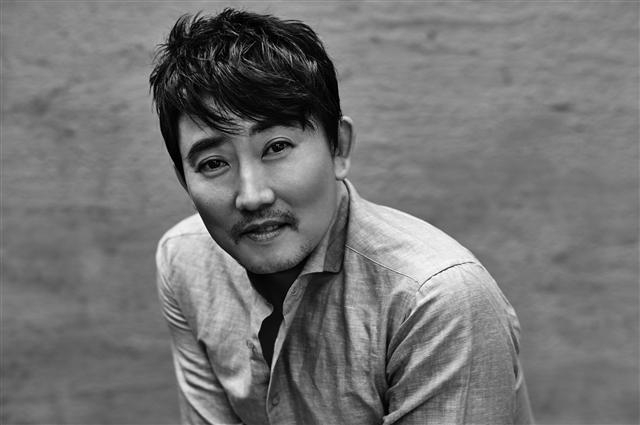 가수 이승철이 30년 동안 롱런할 수 있는 비결 중 하나는 그의 목소리에 있다. 그는 “늘 새롭게 보이기 위해 선배 가수들의 노래는 물론 여러 가지 연구를 많이 하는데 목소리가 아직도 젊게 들리는 것은 아마도 그런 이유에서일 것”이라고 말했다.  진앤원뮤직웍스 제공