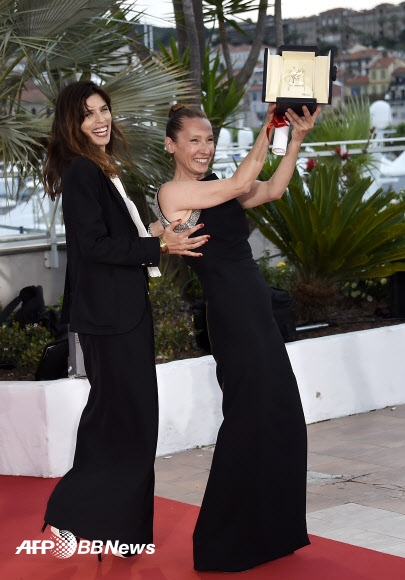 프랑스 출신 여배우 엠마누엘 베르코(오른쪽)가 24일(현지시간) 열린 제68회 칸영화제 폐막식에서 여우주연상을 수상한 뒤 영화감독 마이웬과 포즈를 취하고 있다. ⓒ AFPBBNews=News1