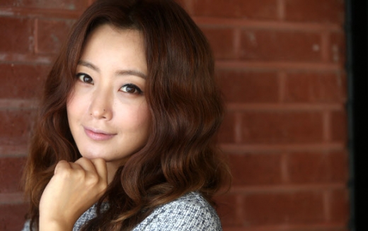 최근 종영한 드라마 ‘앵그리맘’에서 조강자 역을 연기한 배우 김희선이 22일 서울 강남구 신사동의 한 카페에서 연합뉴스와 인터뷰를 갖기 전 포즈를 취하고 있다. 2015.5.26/ 연합뉴스