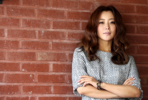최근 종영한 드라마 ‘앵그리맘’에서 조강자 역을 연기한 배우 김희선이 22일 서울 강남구 신사동의 한 카페에서 연합뉴스와 인터뷰를 갖기 전 포즈를 취하고 있다. 2015.5.26/ 연합뉴스