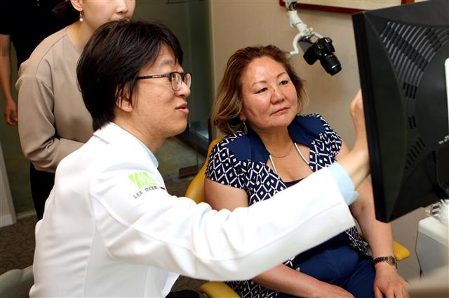 아만졸로바 자우레쉬 카자흐스탄 알마티시 부시장이 강남구 청담동의 한의원에서 두피검사에 대한 진료 결과를 듣고 있다. 강남구 제공