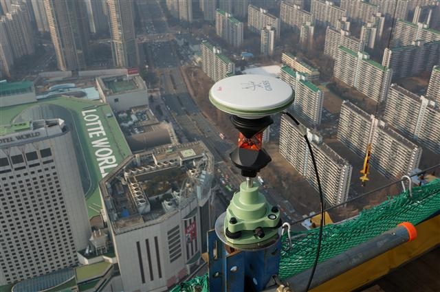 123층의 초고층 빌딩 롯데월드타워의 수직도와 기울기를 측량하는 위성측량시스템(GNSS)의 수신 장비 모습. 롯데건설 제공