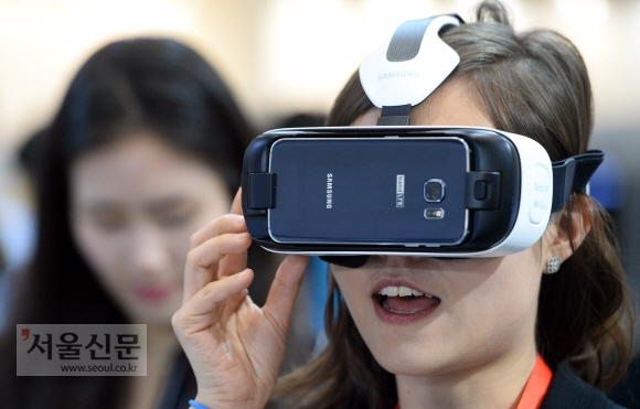 27일 서울 삼성동 코엑스에서 열린 국내 최대 IT 전시회 ‘월드 IT 쇼(World IT Show: WIS) 2015’를 찾은 시민이 삼성의 Gear VR를 체험해보고 있다. 2015. 5. 27. 박윤슬 seul@seoul.co.kr