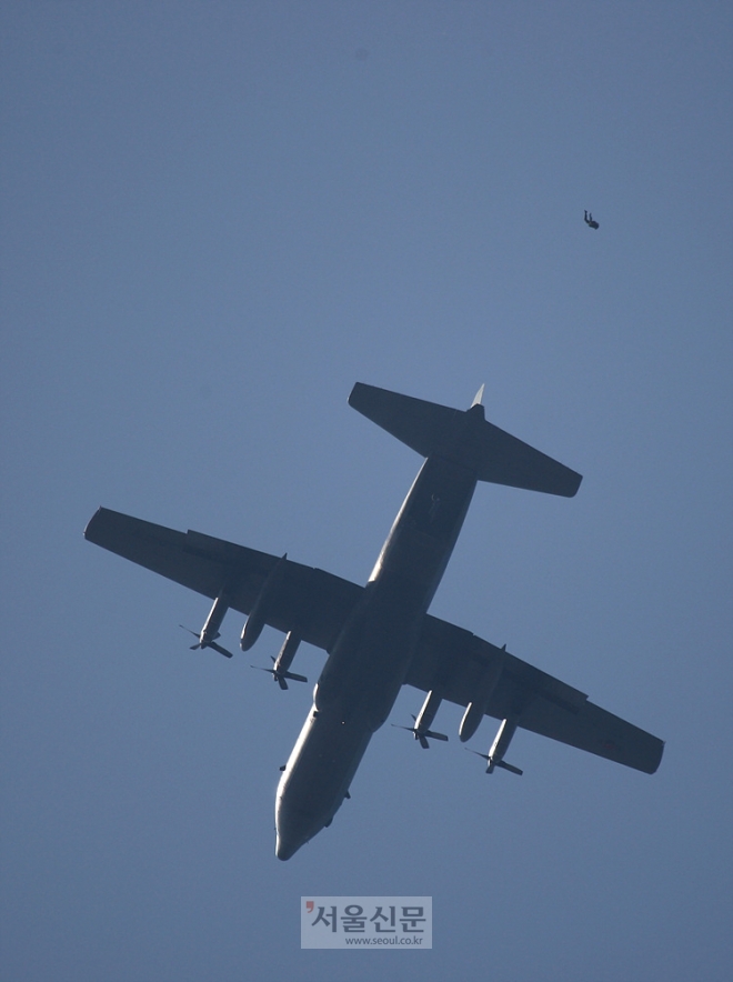 C-130수송기가 훈련장 상공을 한바퀴 선회 한 후 드디어 첫 대원이 비행기를 박차고 뛰어내리고 있다.