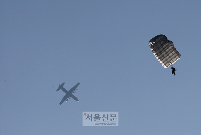 C-130 수송기가 1개 팀씩 계속 특전대원을 쏟아내고 있다.