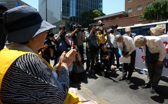 일본 교회 목회자와 평신도, 지식인 등 15명으로 구성된 ‘사죄와 화해 방문단’이 27일 서울 종로구 중학동 일본대사관 앞에서 열린 위안부 할머니들의 정기 수요 집회에서 머리 숙여 사죄하고 있다.  연합뉴스