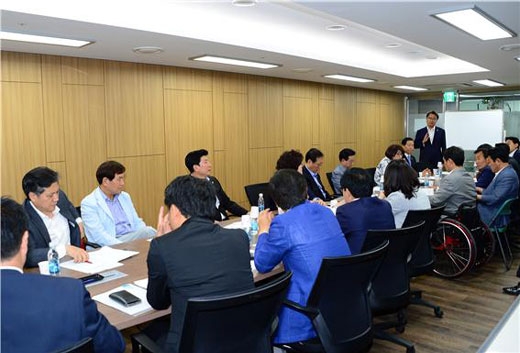 서울시의회 최초 지방재정 분야 연구단체인 ‘서울살림포럼’(대표 김선갑 의원)이 지난 26일 오후 5시 의원회관 5층 회의실에서 첫 월례회를 열었다.  사진 서울시의회 제공