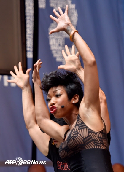 배우 겸 가수 브랜디 노우드(Brandy Norwood)가 27일(현지시간) 뉴욕에서 개최된 ‘스타스인디앨리 콘서트’(Stars In The Alley Outdoor Concert)에서 공연을 펼치고 있다.  ⓒ AFPBBNews=News1