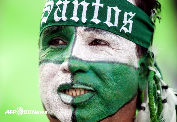 28일(현지시간) 멕시코 축구팀 산토스의 팬이 토레온에서 열린 ‘2015 멕시칸 클라우 수라’ 베레타로 와의 경기가 시작되기를 기다리고 있다. ⓒ AFPBBNews=News1