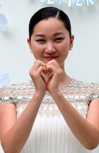 모델 장윤주가 29일 오후 서울 강남구 신사동 삼원가든에서 열린 결혼 기자회견에서 포즈를 취하고 있다. 2015.5.29/ 연합뉴스