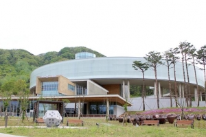 [명인·명물을 찾아서] 잔마다 채운 사연, 병마다 담긴 풍류 한자리에