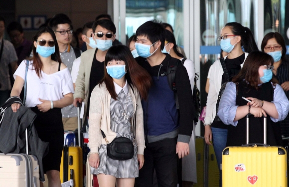 31일 오후 메르스(중동호흡기증후군) 확산 공포가 계속되고 있는 해외 관광객들이 마스크를 쓰고 영종도 인천국제공항 입국장을 나오고 있다. 도준석 기자