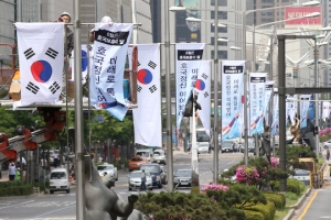 호국보훈의 달… 태극기 넘치는 거리