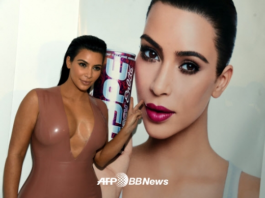 미국 엔터테이너 킴 카다시안 웨스트(Kim Kardashian West)가 2일(현지시간) 테네시주 내쉬빌에서 열린 ‘하이퍼 에너지 드링크(Hype Energy Drinks)’의 미국 출시 행사에 참석하고 있다. <br>ⓒ AFPBBNews=News1