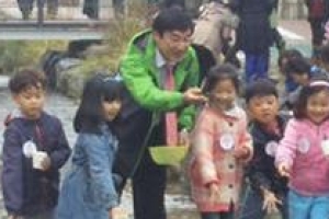 [5일은 환경의 날… 친환경 메카 꿈꾸는 자치구들] 도봉 “전기차 타고 맑은 공기 느껴요”