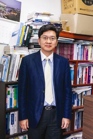 이규호 중앙대 법학전문대학원 교수가 지난달 31일 학교 연구실에서 ‘위치상표도 상표로 기능을 한다’고 판단한 대법원 판결에 대해 설명하고 있다. 중앙대 제공