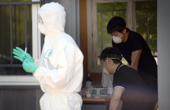 3일 경기도 평택시보건소에 마련된 임시진료소를 찾은 한 시민이 메르스와 관련한 검사를 받고 있다. 2015. 6. 3 정연호 기자 tpgod@seoul.co.kr