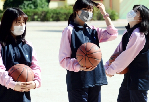 고교 운동장에서 체육활동 때도 마스크 쓴 채...”심각하다”