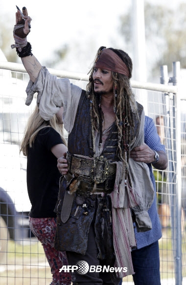 영화 ‘캐리비안의 해적’의 잭 스패로우 복장을 한 할리우드 배우 조니 뎁이 4일(현지시간) 호주 레드랜드 베이의 영화 세트장으로 돌아가고 있다. 조니뎁은 영화 ‘캐리비안의 해적5-죽은자는 말이 없다(Pirates of the Caribbean: Dead Men Tell No Tales)’의 촬영을 위해 호주 퀸즈랜즈주에 머물고 있다. <br>ⓒ AFPBBNews=News1