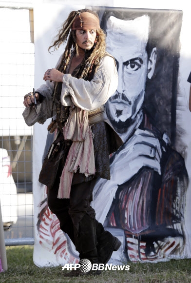 <br>영화 ‘캐리비안의 해적’의 잭 스패로우 복장을 한 할리우드 배우 조니 뎁이 4일(현지시간) 호주 레드랜드 베이의 영화 세트장으로 돌아가고 있다. 조니뎁은 영화 ‘캐리비안의 해적5-죽은자는 말이 없다(Pirates of the Caribbean: Dead Men Tell No Tales)’의 촬영을 위해 호주 퀸즈랜즈주에 머물고 있다. <br>ⓒ AFPBBNews=News1