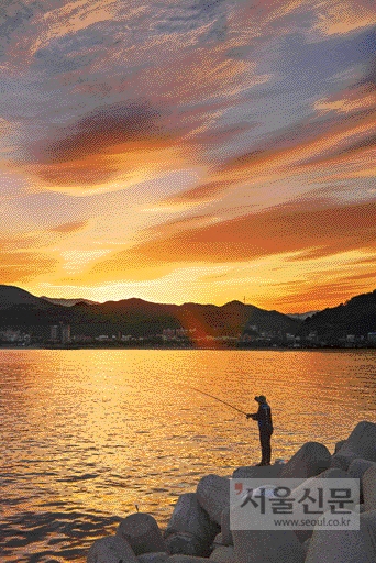 저물녘 후포항에서 낚시를 즐기는 이들. 울진 북쪽의 나곡리, 남쪽의 거일리에 각각 해양 낚시 공원이 조성돼 있다.