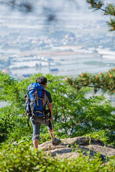파주 심학산처럼 낮은 산이면서 밤 최저기온이 10도 이하로 떨어지지 않는 요즘에는 중형 배낭(60ℓ 이하)으로도 백패킹이 가능하다.  김성헌 포토그래퍼