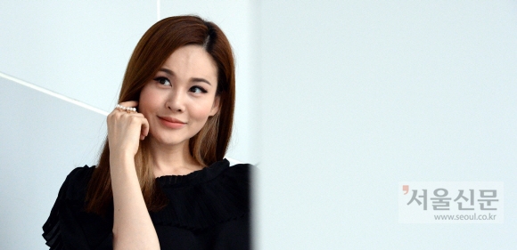 올해로 데뷔 10주년을 맞은 가수 아이비는 이제 5년차 뮤지컬 배우이기도 하다. ‘시카고’, ‘고스트’ 등을 거쳐 ‘유린타운’에서 물오른 코믹 연기를 선보이고 있는 그는 “매일 무대에 올라 관객들을 만나는 즐거움에 푹 빠졌다”며 행복해한다. 이종원 선임기자 jongwon@seoul.co.kr